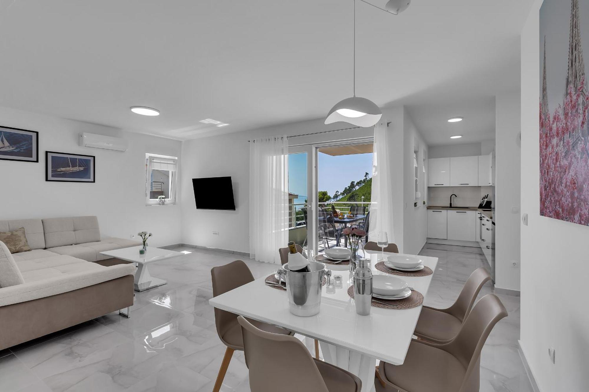 Luxurious And Bright With Sea And Mountain View *