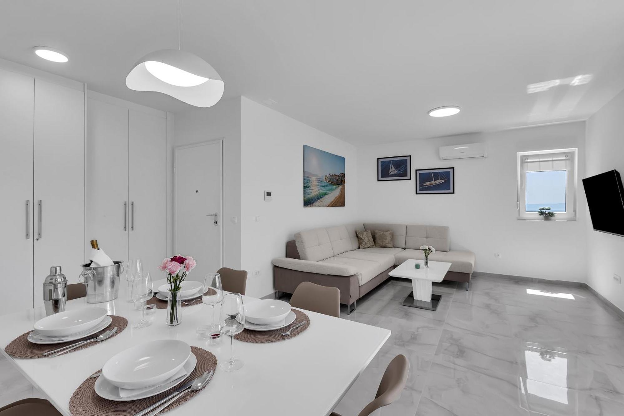 Luxurious And Bright With Sea And Mountain View Apartment *